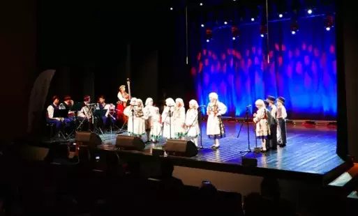 Zdjęcie zespołów i muzyków na scenie podczas występu