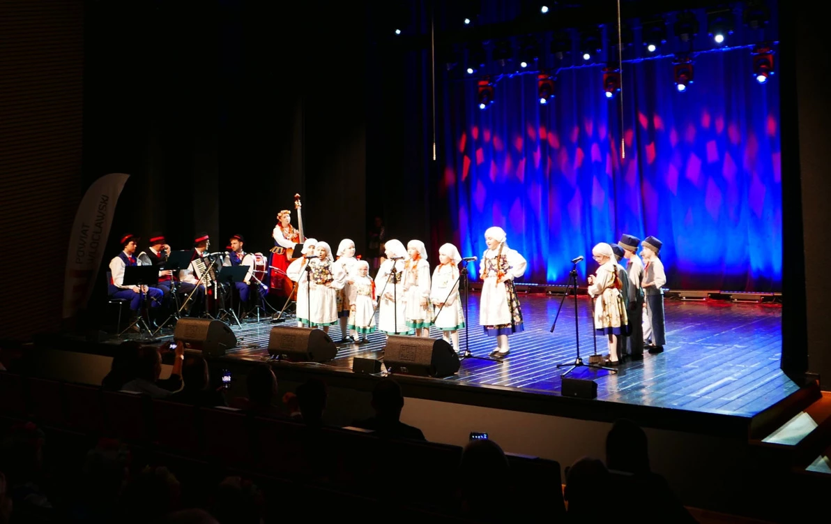 Zdjęcie do Zesp&oacute;ł Pieśni i Tańca ,,Ziemia Kujawska" oraz Zesp&oacute;ł Folklorystyczny ,,Śmiłowi&oacute;nki" na II Powiatowy Przeglądzie Zespoł&oacute;w Folklorystycznych w Brześciu Kujawskim.